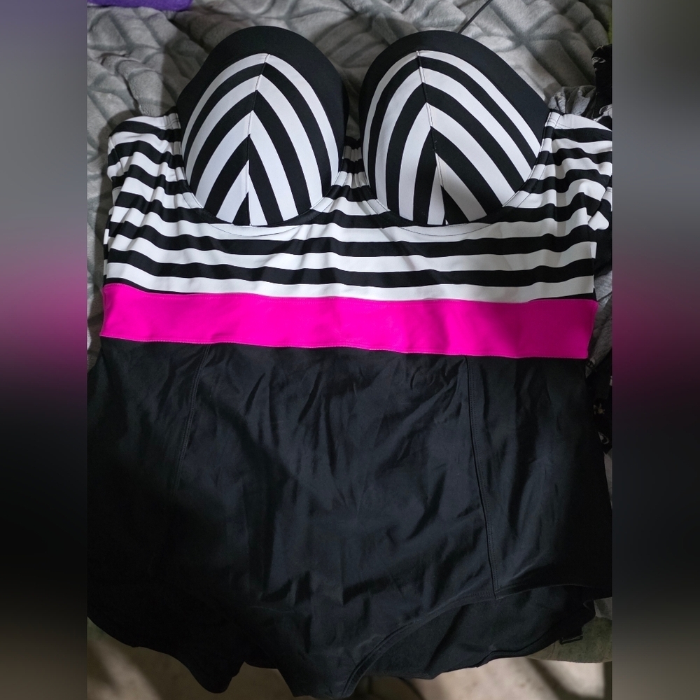 Torrid Size 4 Pin-Up One Piece Swimsuit | Vintage Barbie Style- Pink Black White - Picture 3 of 5